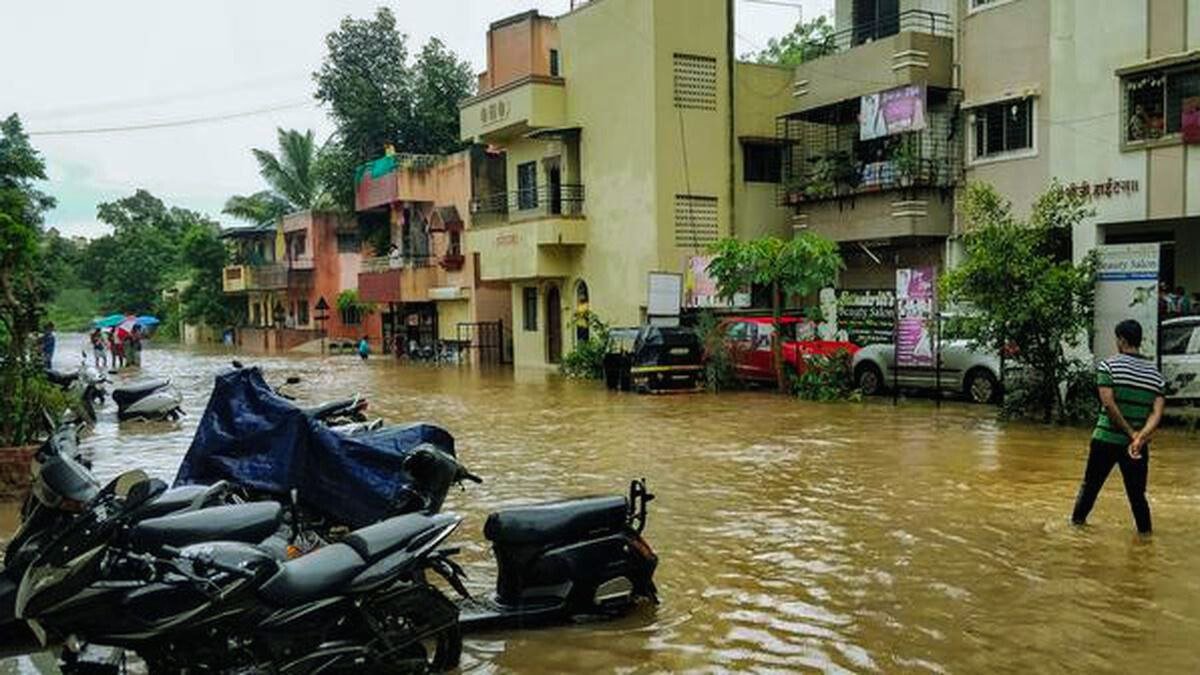 पुणे में बारिश का कहर: खड़कवासला बांध के गेट खुले, यातायात प्रभावित