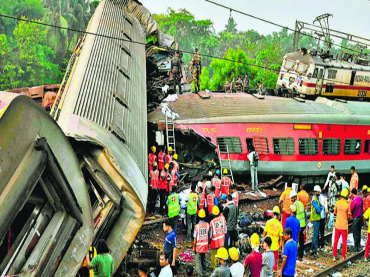 मुंबई-बाउंड एक्सप्रेस हादसे में 18 डिब्बे पटरी से उतरे, 2 की मौत की खबर